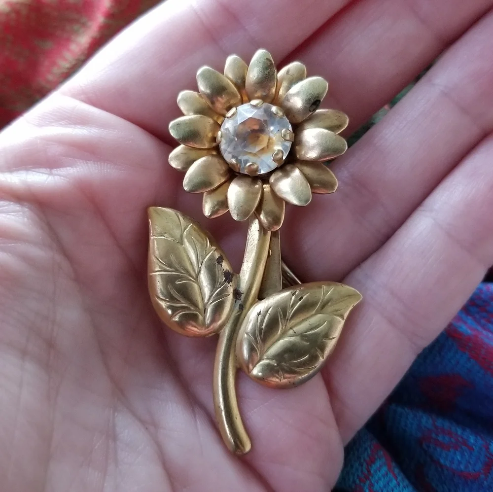 Vintage daisy flower brooch gold tone clear rhinestone flower pin